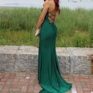 Sculpted Emerald Green V-Neck Prom Dress with High Side Slit
